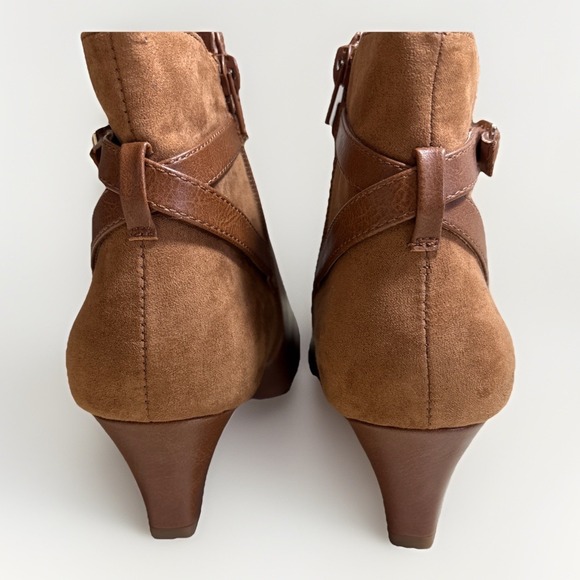 G.H. Bass & Co. Coleen Women's Brown Ankle Boots Booties Size 10M Buckle - Picture 4 of 16